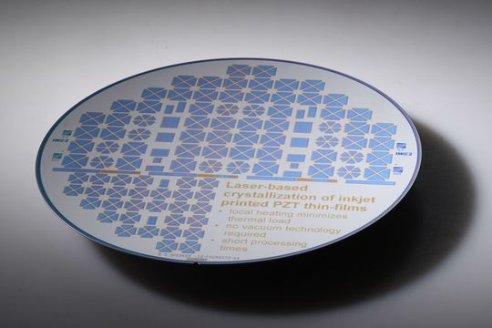 Auf den Wafer lassen sich mittels Inkjet-Druck technische Strukturen und beliebige Geometrien auftragen, die Funktionalisierung erfolgt via Laserstrahlung. Danach werden die einzelnen Lautsprecherelemente vereinzelt und in eine elektronische Umgebung eingebunden.