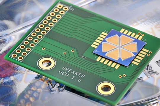 Legt man eine Wechselspannung an den Multi-Material-Stack an, verformen sich die PZT-Schichten in Bruchteilen von Sekunden und regen dadurch den ganzen Stack zur Schwingung an. Da das ganze System nur wenige µm dick ist, lassen sich so akustische Signale vor allem im Hochton-Bereich übertragen.