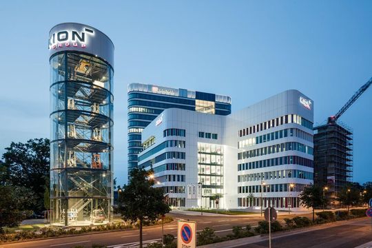 Kion-Unternehmenszentrale in der Nähe des Flugplatzes in Frankfurt am Main. Kion-Unternehmenszentrale in der Nähe des Flugplatzes in Frankfurt am Main.