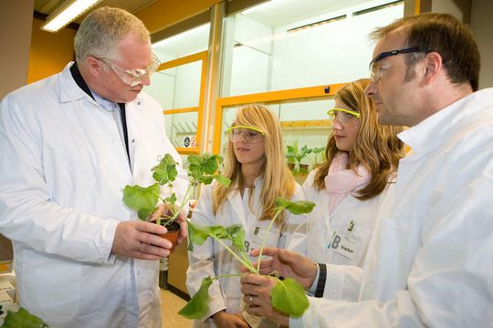 Eröffnung des Bayer CropScience Schülerlabors Baylab plants: Vorstandsvorsitzender Professor Friedrich Berschauer (l.) mit ZDF-Moderator Karsten Schwanke (r.) und den Schülerinnen Hannah Siep (2.v.l.) und Nadine Fic. Eröffnung des Bayer CropScience Schülerlabors Baylab plants: Vorstandsvorsitzender Professor Friedrich Berschauer (l.) mit ZDF-Moderator Karsten Schwanke (r.) und den Schülerinnen Hannah Siep (2.v.l.) und Nadine Fic.