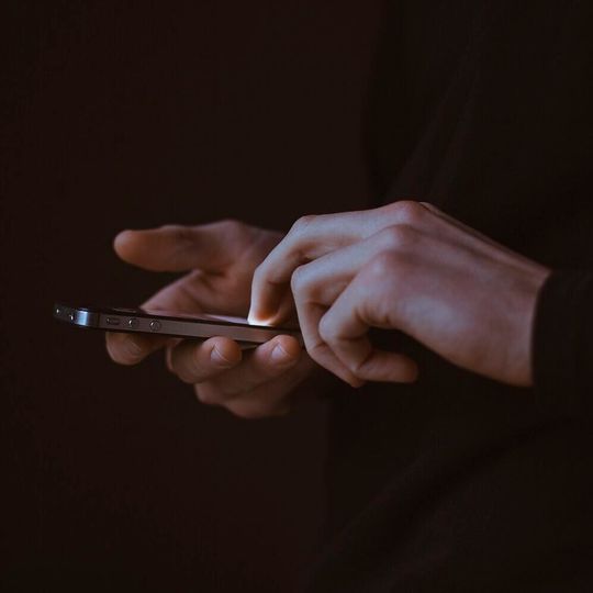 Unter Smishing versteht man Phishing per Kontaktaufnahme über SMS. Unter Smishing versteht man Phishing per Kontaktaufnahme über SMS.