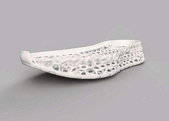 Aus einem biobasierten TPU-Material wurde bereits eine Schuh-Innensohle mit selektivem Lasersintern (SLS) gedruckt. Aus einem biobasierten TPU-Material wurde bereits eine Schuh-Innensohle mit selektivem Lasersintern (SLS) gedruckt.