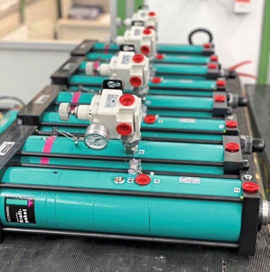LG Chem hat bei TOX Pressotechnik 333 pneumohydraulische Antriebe der Baureihe TOX-Kraftpakete geordert. LG Chem hat bei TOX Pressotechnik 333 pneumohydraulische Antriebe der Baureihe TOX-Kraftpakete geordert.