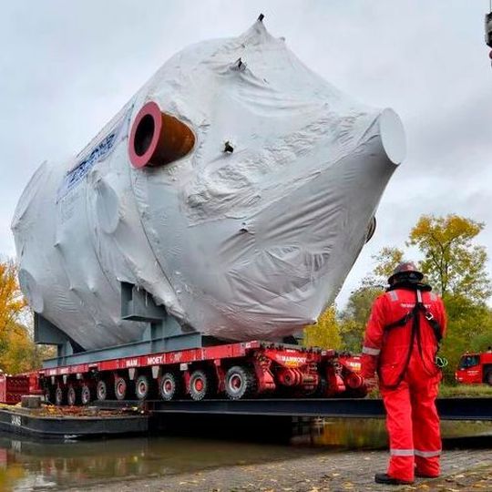 Mammoet received the oversized heavy component by undertaking a ro-ro unloading operation with an SPMT combination of 2 x 10 axle lines. Mammoet received the oversized heavy component by undertaking a ro-ro unloading operation with an SPMT combination of 2 x 10 axle lines.