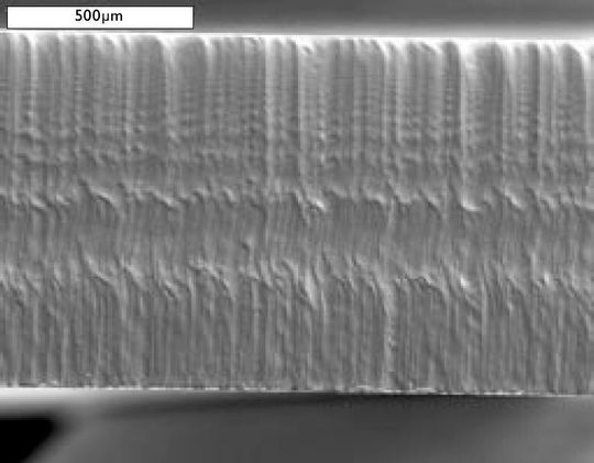 So sieht eine Blechkante nach dem Laserschneiden in Großaufnahme aus...