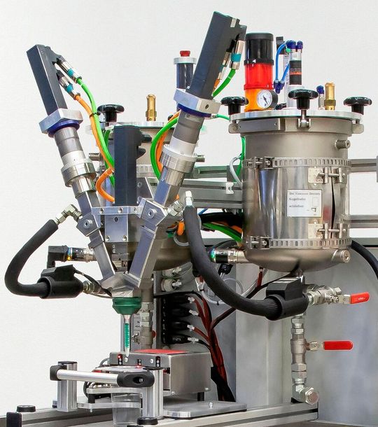 Insbesondere in puncto Elektro- und Elektronikverguss sowie bei Klebe- und Dichtungsfragen soll der Tartler-Dosiermischkopf LV 2/2 mit integrierter Wägezelle seine Vorteile bringen... Insbesondere in puncto Elektro- und Elektronikverguss sowie bei Klebe- und Dichtungsfragen soll der Tartler-Dosiermischkopf LV 2/2 mit integrierter Wägezelle seine Vorteile bringen...