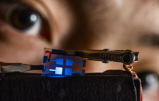 The research group from Linköping University has managed to create halide perovskites that give stable emission in the wavelength range 451-490 nanometres – corresponding to deep blue to sky blue colours. The research group from Linköping University has managed to create halide perovskites that give stable emission in the wavelength range 451-490 nanometres – corresponding to deep blue to sky blue colours.