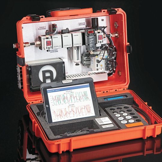 IIoT to go: Der Aventics Smart Pneumatics Analyzer von Emerson kann an eine Maschine angeschlossen werden, um die Leistungsdaten zu erhalten. IIoT to go: Der Aventics Smart Pneumatics Analyzer von Emerson kann an eine Maschine angeschlossen werden, um die Leistungsdaten zu erhalten.