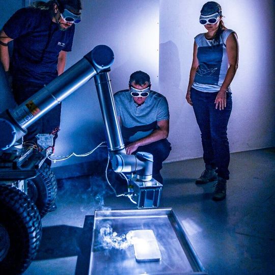 Der Moonrise-Laser integriert am Robotorarm des Mondrover MIRA3D des IRAS: Der Laser schmilzt erfolgreich ganze Bahnen aus Regolith auf. Der Moonrise-Laser integriert am Robotorarm des Mondrover MIRA3D des IRAS: Der Laser schmilzt erfolgreich ganze Bahnen aus Regolith auf.