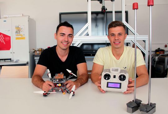 Ken Noé (links) und Marc Schulz sind stolz auf ihreLeichtbaudrohne. Jedes Bauteil haben die Absolventen des Bachelorstudiengangs „Maschinenbau/Produktentwicklung“ selbst angefertigt. Ken Noé (links) und Marc Schulz sind stolz auf ihreLeichtbaudrohne. Jedes Bauteil haben die Absolventen des Bachelorstudiengangs „Maschinenbau/Produktentwicklung“ selbst angefertigt.