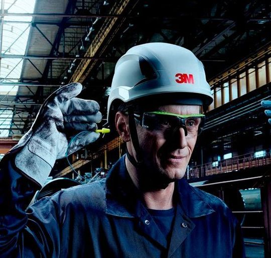 Gehörschutzstöpsel im Industrie-Einsatz: einfaches Einsetzen trotz Schutzhandschuhe. Gehörschutzstöpsel im Industrie-Einsatz: einfaches Einsetzen trotz Schutzhandschuhe.