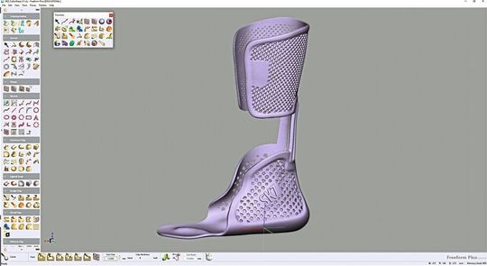 Mithilfe der Software Geomagic Freeform Plus lässt sich zum Beispiel eine Fußorthese modellieren. Mithilfe der Software Geomagic Freeform Plus lässt sich zum Beispiel eine Fußorthese modellieren.