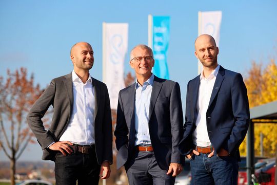 Georg Uihlein, Bernhard Uihlein, Dr. Johannes Uihlein (von li. nach re.). Die beiden Brüder übernehmen zum Jahresbeginn 2021 die Geschäftsführung bei Epflex. Georg Uihlein, Bernhard Uihlein, Dr. Johannes Uihlein (von li. nach re.). Die beiden Brüder übernehmen zum Jahresbeginn 2021 die Geschäftsführung bei Epflex.
