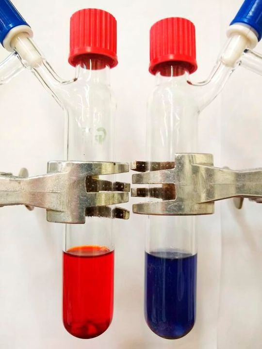 Im oxidierten Zustand ist Titan rot (links), im reduzierten blau (rechts). Im oxidierten Zustand ist Titan rot (links), im reduzierten blau (rechts).