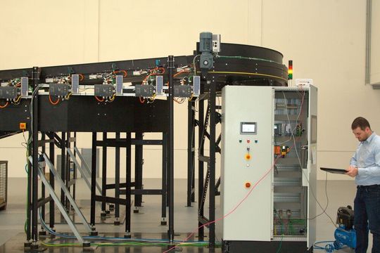 Neugründung bei Interroll geplant! Hier ein Mitarbeiter des künftigen Global Center of Excellence, Software & Electronics bei Entwicklungstätigkeiten. Neugründung bei Interroll geplant! Hier ein Mitarbeiter des künftigen Global Center of Excellence, Software & Electronics bei Entwicklungstätigkeiten.
