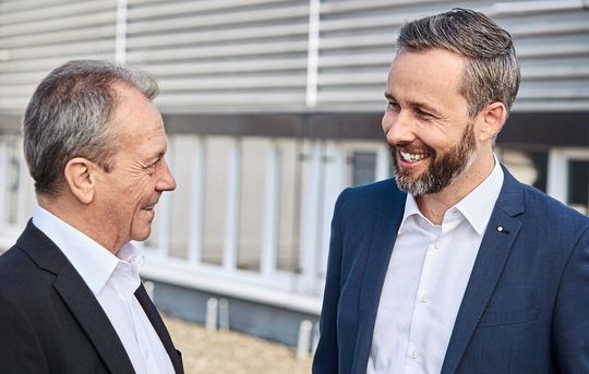 Bruno Ochs und Stefan Theiler (v.l.) freuen sich über ihre neuen Aufgaben bei Schurter. Bruno Ochs und Stefan Theiler (v.l.) freuen sich über ihre neuen Aufgaben bei Schurter.