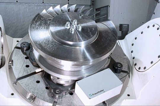 Forschern des IPT ist es mihilfe eines 5G-Sensors gelungen, die Kollisionsgefahr bei Werkzeugmaschinen zu bannen. Forschern des IPT ist es mihilfe eines 5G-Sensors gelungen, die Kollisionsgefahr bei Werkzeugmaschinen zu bannen.