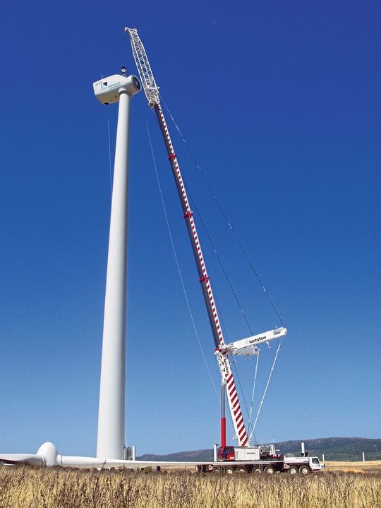 Abstützzylinder von Weber-Hydraulik sorgen dafür, dass der Liebherr LTM 1400-7.1 auch bei seiner maximalen Hubhöhe von 130 m einen sicheren Stand hat.