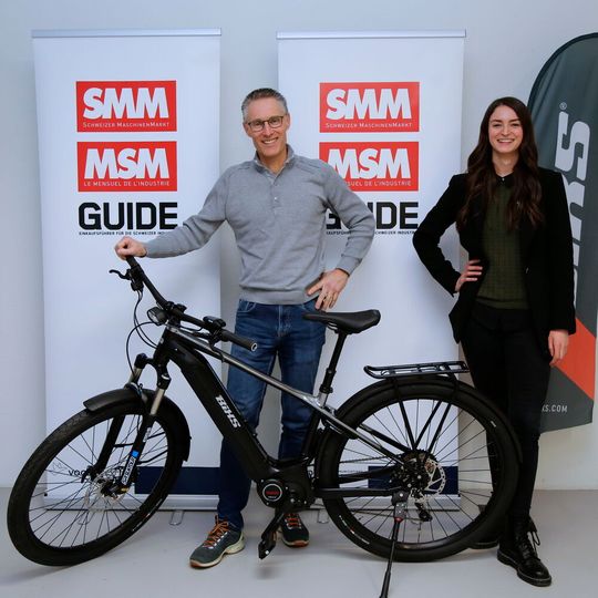 Aleksandra Djordjevic (Marketing, Vogel Communications Group AG) übergibt Rolf Schalch das Bixs-E-Bike, das von der Intercycle AG gesponsert wurde. Aleksandra Djordjevic (Marketing, Vogel Communications Group AG) übergibt Rolf Schalch das Bixs-E-Bike, das von der Intercycle AG gesponsert wurde.