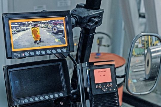 Das 3D-Kollisionswarnsystem von IFM für mobile Arbeitsmaschinen hilft dabei, Unfälle zu verhindern. Das 3D-Kollisionswarnsystem von IFM für mobile Arbeitsmaschinen hilft dabei, Unfälle zu verhindern.