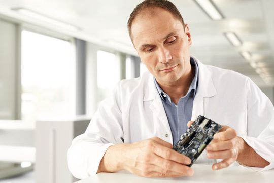 Mit einem eigenen Sicherheitskonzept konnte Leuze nach eigenen Angaben über 70 Prozent der Kontakte reduzieren. Mit einem eigenen Sicherheitskonzept konnte Leuze nach eigenen Angaben über 70 Prozent der Kontakte reduzieren.