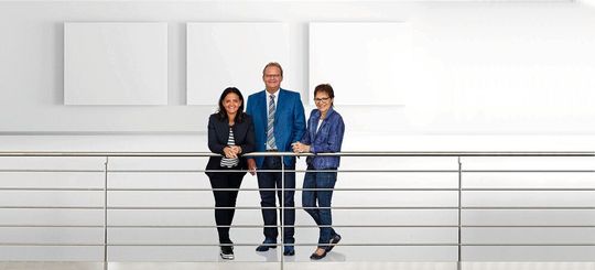Mit der Übernahme der AMK Arnold Müller GmbH & Co. KG haben die Arburg-Gesellschafter Juliane Hehl, Michael Hehl und Renate Keinath (v. l.) in die Zukunft der elektrischen Spritzgießmaschinen investiert. Mit der Übernahme der AMK Arnold Müller GmbH & Co. KG haben die Arburg-Gesellschafter Juliane Hehl, Michael Hehl und Renate Keinath (v. l.) in die Zukunft der elektrischen Spritzgießmaschinen investiert.