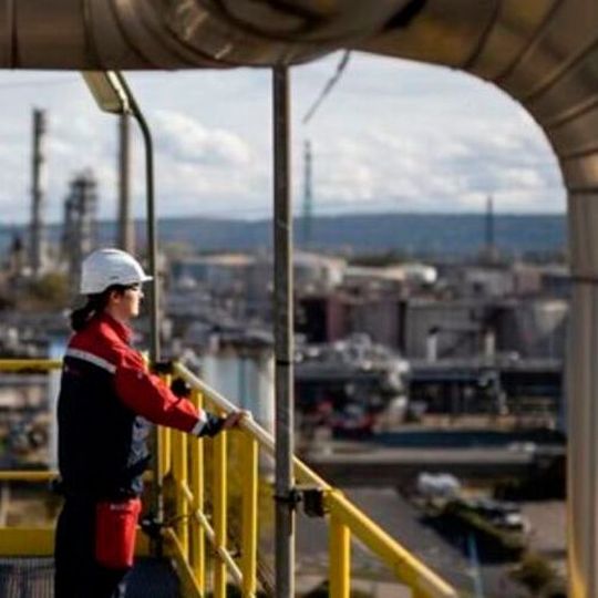 This investment is in line with Air Liquide’s commitment to supply hydrogen from renewable or low-carbon sources for mobility and to support the decarbonization of the industry. This investment is in line with Air Liquide’s commitment to supply hydrogen from renewable or low-carbon sources for mobility and to support the decarbonization of the industry.