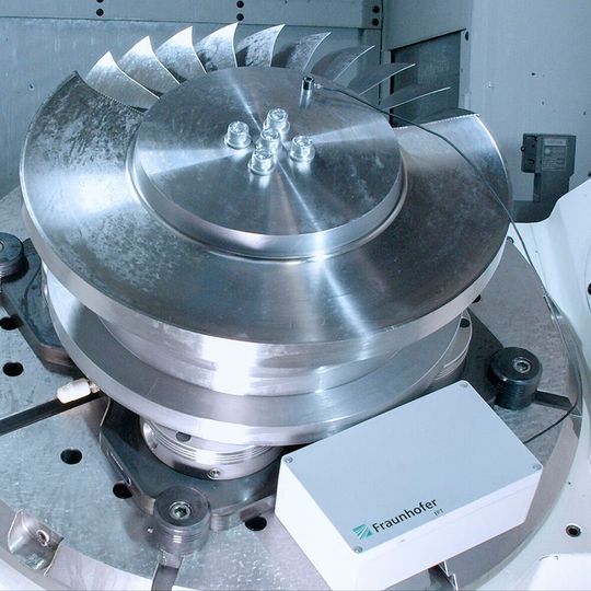 Ein 5G-Sensor an der Werkzeugmaschine soll so schnell reagieren, dass Bauteile nicht mehr beschädigt werden, wenn ein Fehler vorliegt. Ein 5G-Sensor an der Werkzeugmaschine soll so schnell reagieren, dass Bauteile nicht mehr beschädigt werden, wenn ein Fehler vorliegt.