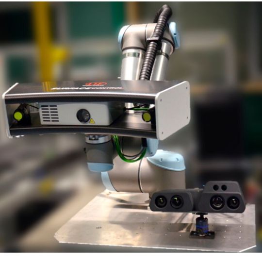 Mensch-Maschine-Interaktionen kombinieren die Stärken beider Protagonisten. Mit dem neuartigen Kosyma-System und zwei Sensoren folgt der Roboter sogar jedem Fingerzeig. Mensch-Maschine-Interaktionen kombinieren die Stärken beider Protagonisten. Mit dem neuartigen Kosyma-System und zwei Sensoren folgt der Roboter sogar jedem Fingerzeig.