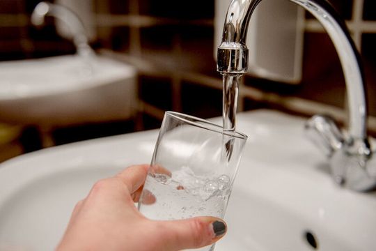 Wie gut ist die Qualität des Trinkwassers im Glas? Das untersuchen demnächst Bürger in einem Projekt selbst. Wie gut ist die Qualität des Trinkwassers im Glas? Das untersuchen demnächst Bürger in einem Projekt selbst.