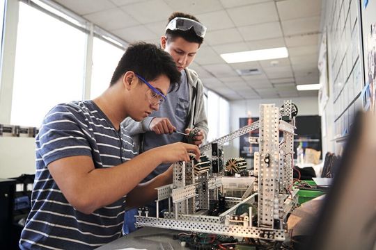 Insbesondere im Maschinen- und Anlagenbau haben Azubis gute Chancen, nach ihrer Ausbildung übernommen zu werden. Insbesondere im Maschinen- und Anlagenbau haben Azubis gute Chancen, nach ihrer Ausbildung übernommen zu werden.