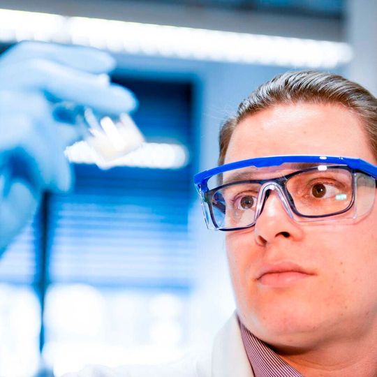 Dr. Matthias Hartlieb heads the new Emmy Noether Group “Next Generation Antimicrobial Polymers”. Dr. Matthias Hartlieb heads the new Emmy Noether Group “Next Generation Antimicrobial Polymers”.