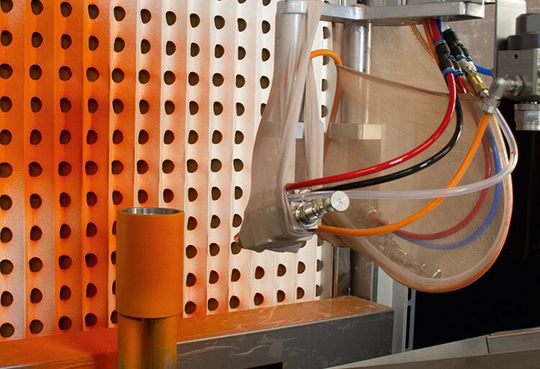 Venjakob hat jetzt eine multifunktionale Rohrmuffenbeschichtungs-Anlage entwickelt, die vollautomatisch arbeitet. Sie beherrscht das Lackieren (Bild), das Markieren sowie das Signieren, heißt es. Venjakob hat jetzt eine multifunktionale Rohrmuffenbeschichtungs-Anlage entwickelt, die vollautomatisch arbeitet. Sie beherrscht das Lackieren (Bild), das Markieren sowie das Signieren, heißt es.