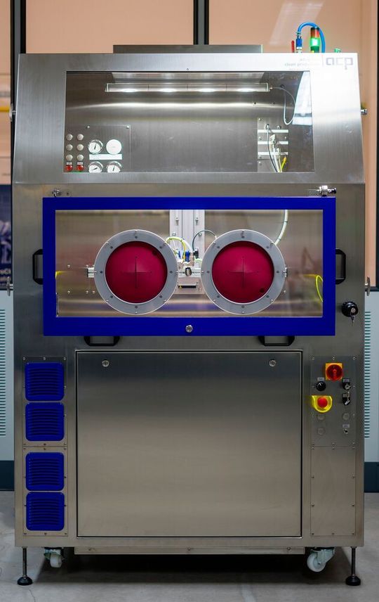 Die kompakten, reinraumgerechten Jetstation-HP wurden für Reinigungsaufgaben entwickelt, bei denen Teile in geringen Stückzahlen höchste Sauberkeitsanforderungen erfüllen müssen. Bei der Kabine für die manuelle Reinigung erfolgt die Be- und Entladung über eine Frontklappe mit Handeingriffen. Die kompakten, reinraumgerechten Jetstation-HP wurden für Reinigungsaufgaben entwickelt, bei denen Teile in geringen Stückzahlen höchste Sauberkeitsanforderungen erfüllen müssen. Bei der Kabine für die manuelle Reinigung erfolgt die Be- und Entladung über eine Frontklappe mit Handeingriffen.
