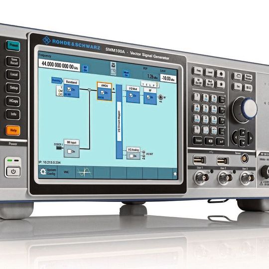 Der Vektorsignalgenerator R&S SMM100A von Rohde & Schwarz bietet über den gesamten Frequenzbereich von 100 MHz bis 44 GHz sehr gute HF-Eigenschaften. Der Vektorsignalgenerator R&S SMM100A von Rohde & Schwarz bietet über den gesamten Frequenzbereich von 100 MHz bis 44 GHz sehr gute HF-Eigenschaften.