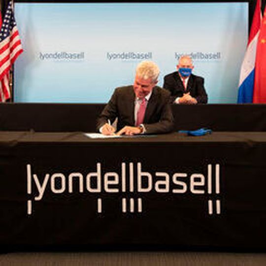Lyondell Basell und die China Petroleum & Chemical Corporation (Sinopec) haben eine Vereinbarung zur Gründung eines 50:50-Joint-Ventures (JV) unterzeichnet. Lyondell Basell und die China Petroleum & Chemical Corporation (Sinopec) haben eine Vereinbarung zur Gründung eines 50:50-Joint-Ventures (JV) unterzeichnet.