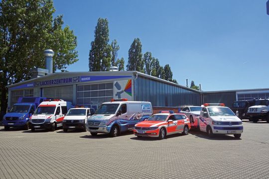 Das Lackierzentrum von Friederichs mit einigen der Schlüsselprodukte wie Einsatzfahrzeuge und Werttransporter. Das Lackierzentrum von Friederichs mit einigen der Schlüsselprodukte wie Einsatzfahrzeuge und Werttransporter.