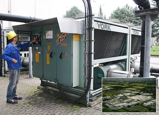 Norbert Holle, Projektleiter Kälteanlagen bei Alunorf, bei der Überprüfung der Betriebsdrücke nach der Umrüstung der Kälteanlage für die Warmwalzstraße auf das ozonunschädliche Kältemittel Isceon MO29. Norbert Holle, Projektleiter Kälteanlagen bei Alunorf, bei der Überprüfung der Betriebsdrücke nach der Umrüstung der Kälteanlage für die Warmwalzstraße auf das ozonunschädliche Kältemittel Isceon MO29.