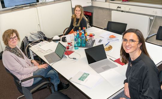 Elke Schlimbach, Geschäftsführerin von Kommunika (von links), unterstützt Ressortleiterin Britta Norwat und Geschäftsführerin Yvonne Glienke von Medical Mountains dabei, den Visionsprozess für die Medizintechnik-Branche zu gestalten und zu beschreiten. Auftakt ist am 04. Februar. Elke Schlimbach, Geschäftsführerin von Kommunika (von links), unterstützt Ressortleiterin Britta Norwat und Geschäftsführerin Yvonne Glienke von Medical Mountains dabei, den Visionsprozess für die Medizintechnik-Branche zu gestalten und zu beschreiten. Auftakt ist am 04. Februar.