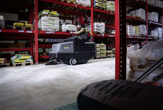 Die KM 105/180 R Bp Classic von Kärcher ist der neue Einstieg in die Klasse der Industriekehrmaschinen, wie sie beispielsweise im Lager zum Einsatz kommen. Die KM 105/180 R Bp Classic von Kärcher ist der neue Einstieg in die Klasse der Industriekehrmaschinen, wie sie beispielsweise im Lager zum Einsatz kommen.