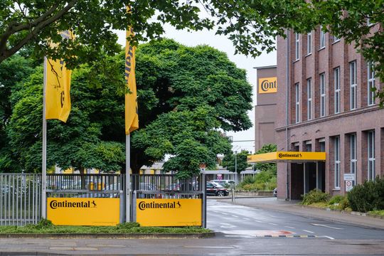 Die Unternehmenszentrale der Continental AG in der Vahrenwalder Straße. Nach der letzten Aktion im Herbst haben Ermittler abermals Geschäftsräume des Autozulieferers Continental im Zusammenhang mit dem VW-Abgasskandal durchsucht. Die Unternehmenszentrale der Continental AG in der Vahrenwalder Straße. Nach der letzten Aktion im Herbst haben Ermittler abermals Geschäftsräume des Autozulieferers Continental im Zusammenhang mit dem VW-Abgasskandal durchsucht.