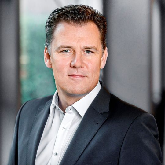 Frank Koch hat umfassende Turnaround- und Restrukturierungsprogramme erfolgreich umgesetzt und deutliche Verbesserungen der operativen und finanziellen Leistung der von ihm geführten Unternehmen erreicht. Frank Koch hat umfassende Turnaround- und Restrukturierungsprogramme erfolgreich umgesetzt und deutliche Verbesserungen der operativen und finanziellen Leistung der von ihm geführten Unternehmen erreicht.