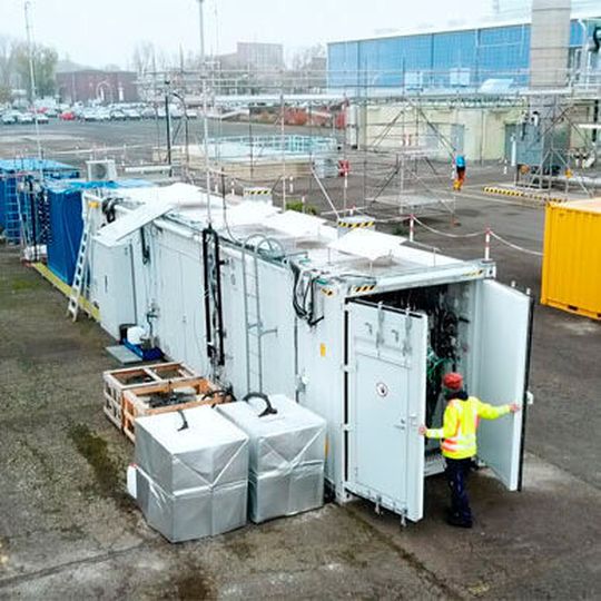 Im Industriepark Höchst werden mit dem Bau einer Pilotanlage zur Herstellung von synthetischem Kerosin wichtige Erfahrungen gesammelt, um alternative Kraftstoffe zu entwickeln. Im Industriepark Höchst werden mit dem Bau einer Pilotanlage zur Herstellung von synthetischem Kerosin wichtige Erfahrungen gesammelt, um alternative Kraftstoffe zu entwickeln.