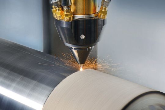 Extremes Hochgeschwindigkeits-Laserauftragschweißen (EHLA) des Fraunhofer-ILT. Hier beim Beschichten einer Heizwalze mit eisenbaseirtem Pulver mit einem Speed von 200 m/min, Extremes Hochgeschwindigkeits-Laserauftragschweißen (EHLA) des Fraunhofer-ILT. Hier beim Beschichten einer Heizwalze mit eisenbaseirtem Pulver mit einem Speed von 200 m/min,