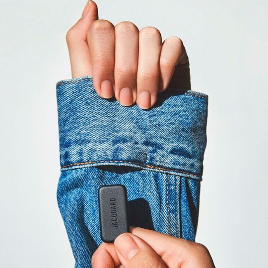 Bei einer Jacquard-Anwendung wird beispielsweise ein Tag (eine Art Chipkarte) in den Ärmel einer Jeansjacke eingearbeitet, wo der Benutzer durch Streichen oder Antippen des Ärmels Aktionen wie das Pausieren von Musik, das Aufnehmen eines Fotos oder das Beantworten eines Telefonanrufs ausführen kann. Bei einer Jacquard-Anwendung wird beispielsweise ein Tag (eine Art Chipkarte) in den Ärmel einer Jeansjacke eingearbeitet, wo der Benutzer durch Streichen oder Antippen des Ärmels Aktionen wie das Pausieren von Musik, das Aufnehmen eines Fotos oder das Beantworten eines Telefonanrufs ausführen kann.