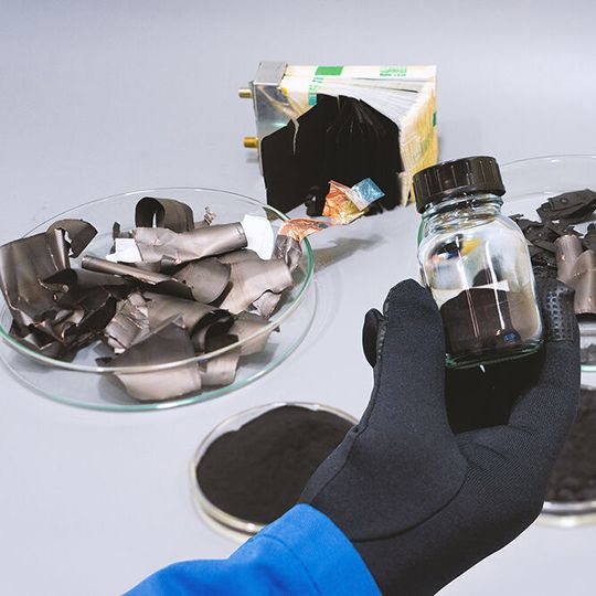 Das Fraunhofer IKTS erforscht an seinem neuen Standort in Freiberg effiziente Recyclingprozesse zur Kreislaufführung kritischer Batterierohstoffe. Zukünftig sollen Batteriepulver mit hoher Reinheit zurückgewonnen und für die Herstellung neuer Batterien nutzbar gemacht werden. Das Fraunhofer IKTS erforscht an seinem neuen Standort in Freiberg effiziente Recyclingprozesse zur Kreislaufführung kritischer Batterierohstoffe. Zukünftig sollen Batteriepulver mit hoher Reinheit zurückgewonnen und für die Herstellung neuer Batterien nutzbar gemacht werden.
