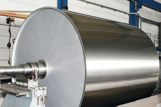 Mit geeigneter Systemtechnik können bald auch große Walzen mit Durchmessern 3 m endkonturnah und prozesssicher per EHLA beschichtet werden, betonen die ILT-Forscher. Mit geeigneter Systemtechnik können bald auch große Walzen mit Durchmessern 3 m endkonturnah und prozesssicher per EHLA beschichtet werden, betonen die ILT-Forscher.