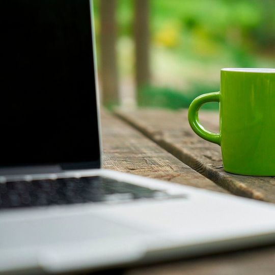 Unter Remote Work versteht man flexibles, mobiles Arbeiten von beliebigen Orten aus. Unter Remote Work versteht man flexibles, mobiles Arbeiten von beliebigen Orten aus.