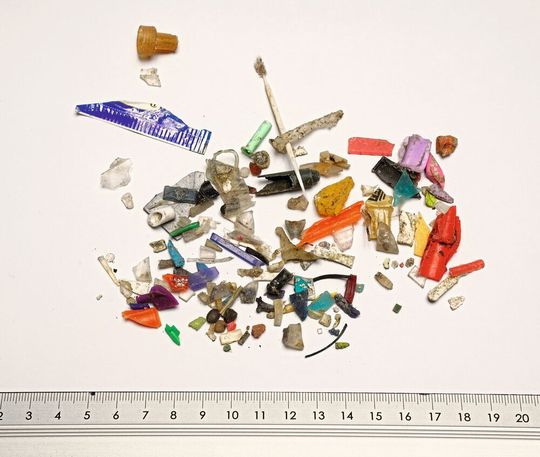 Vom Groben zum Feinen: Sortierung von Makro- und Mikroplastik. Vom Groben zum Feinen: Sortierung von Makro- und Mikroplastik.