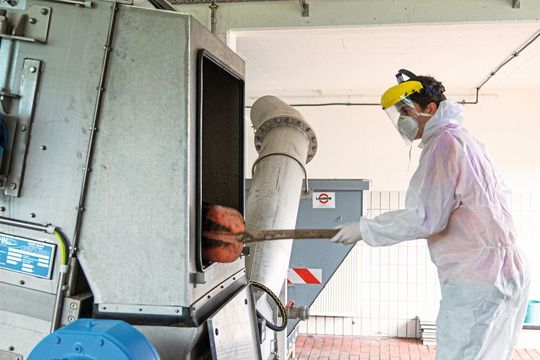 Am Rechen des Klärwerks bleiben die meisten Feststoffe hängen. Für die FiW-Forschenden ein wichtiger Ort zur Probenahme für das ganz Grobe.